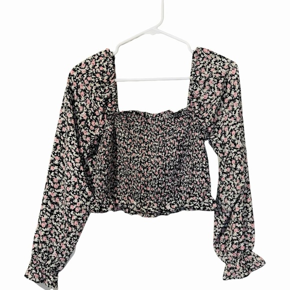 Forever21 Floral Cropped Ruched Top, Juniors Medium in black - Picture 2 of 4